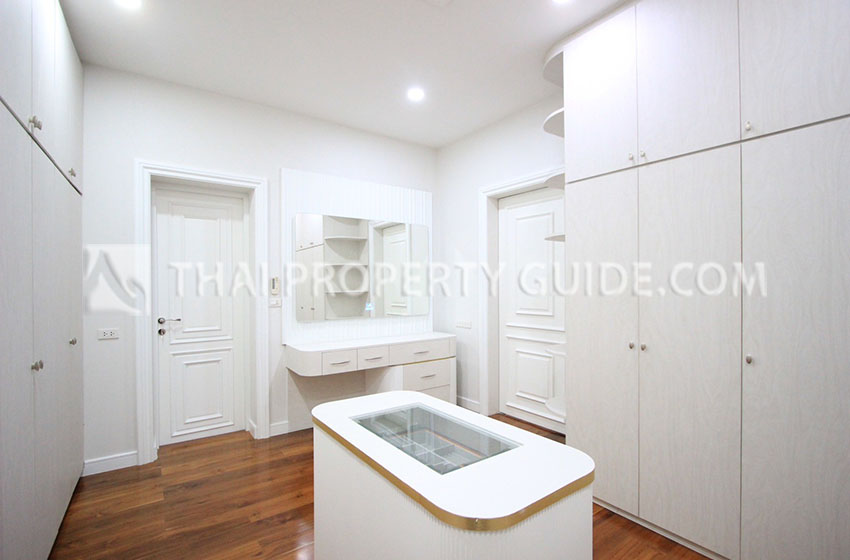 House with Private Pool in Sukhumvit 